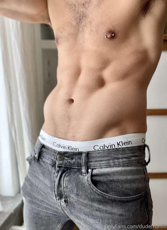 Loving the early morning light on my body! Let’s have some b..
