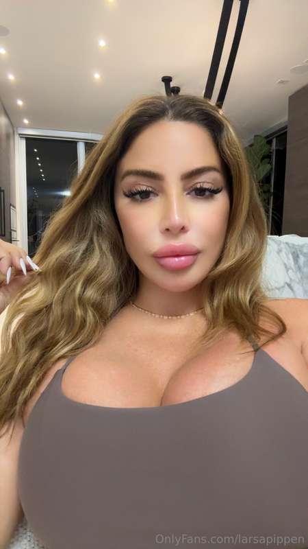 like the wavy hair look?