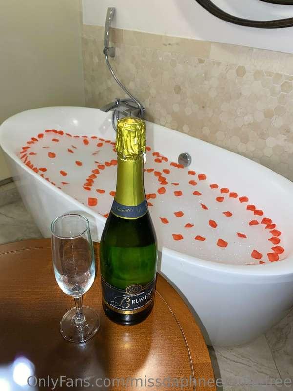 Cum take a freaky rose petal bath with me in Jamaica 🇯🇲😈💦