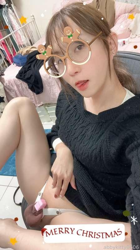 Merry Xmas ❤️❤️❤️
I just come home
8 days no cum and eat a lot and sumptuously every day
I want cum !
But I lock it by so small chastity
I want 😱😱😱
I am so craZy

聖誕快樂❤️❤️❤️
我剛回家
8天沒有射精，每天吃很多很豐盛
我想要射精！
但我用這麼小的貞操鎖住了它
我想要😱😱😱
我太瘋狂了