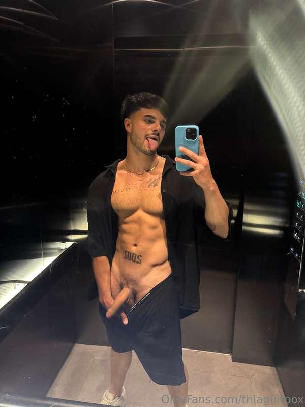 What would you do if we were stuck in an elevator? 😈💥
