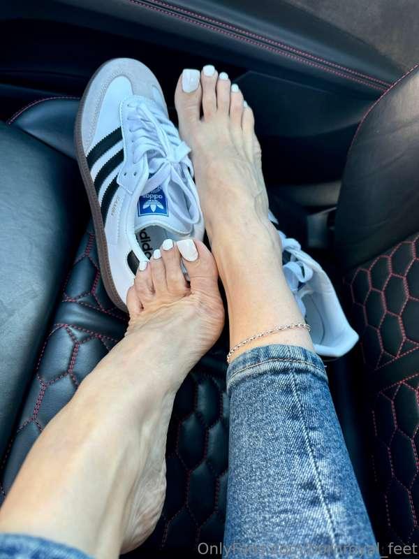 bornroyal_feet image #1