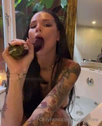 Give me in my mouth please 🙏🏽😈💕