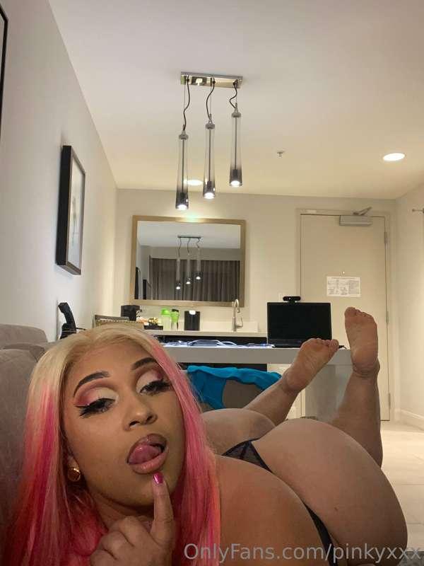 Hold up! Your Queen needs immediate attention👅