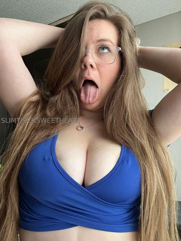 Doesn’t my tongue make a good target for your cum? 💦💦