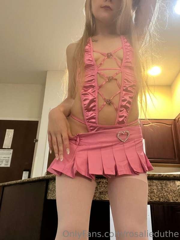 💖 Iddy biddy lady in a teeny tiny skirt 💖 

✨Happy Monday!✨