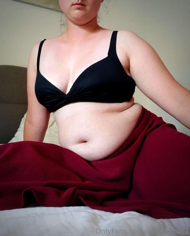 Me right now, well fed, can't stop playing with my belly 👉👈❤..