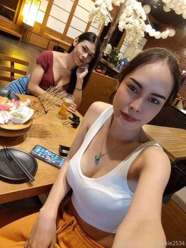 dinner time with friend. 🥰🍣🍛🍱