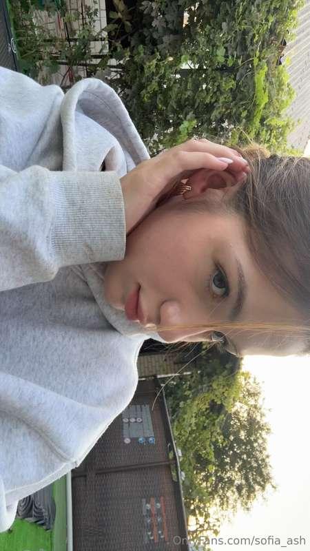 Hey cuties 😏💖Just over here… giving you a little wink !Caref..