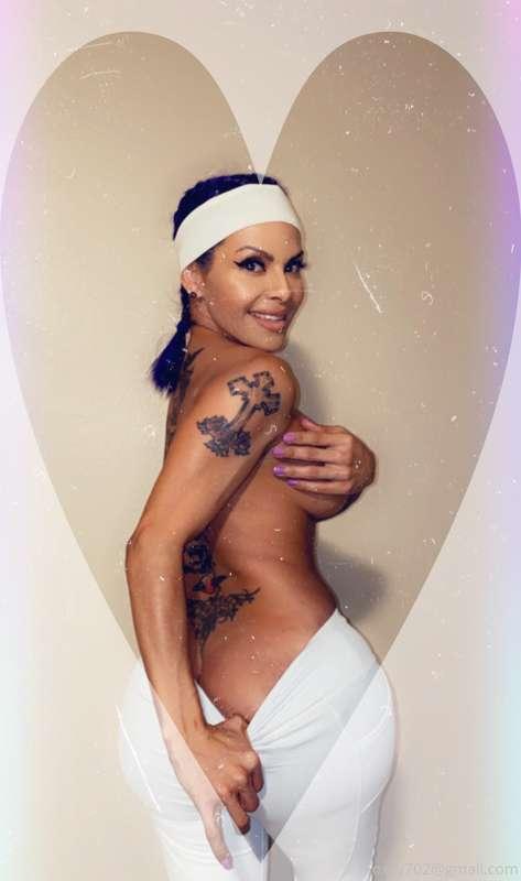 What turns you on more, papi? 🤤🥵