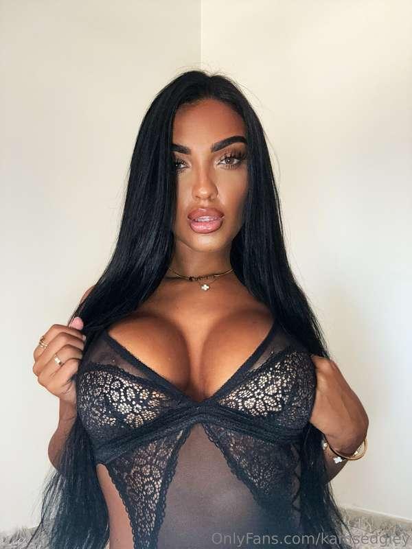 Plenty of room to stick it in💋