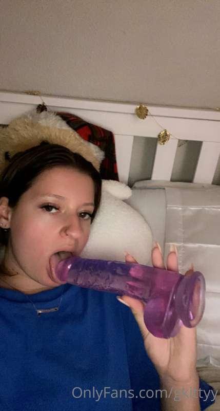 wanna see me suckin off my dildo? short little teaser vid 🤤