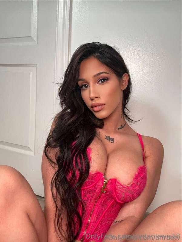 🚨FREE Beauty below🚨Swimsuit model @ariraetv fucks on campus😋..