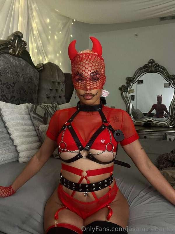 😈