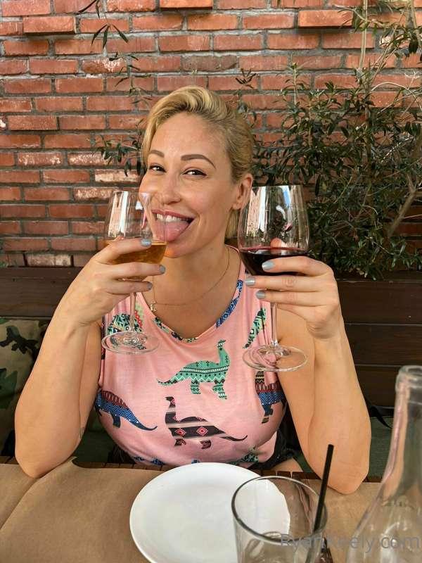 😏 I love double wine glasses, almost as much as I love doubl..
