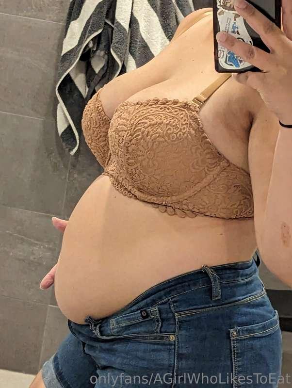 I neeeeeed help stuffing this belly 😳 What shld I eat?