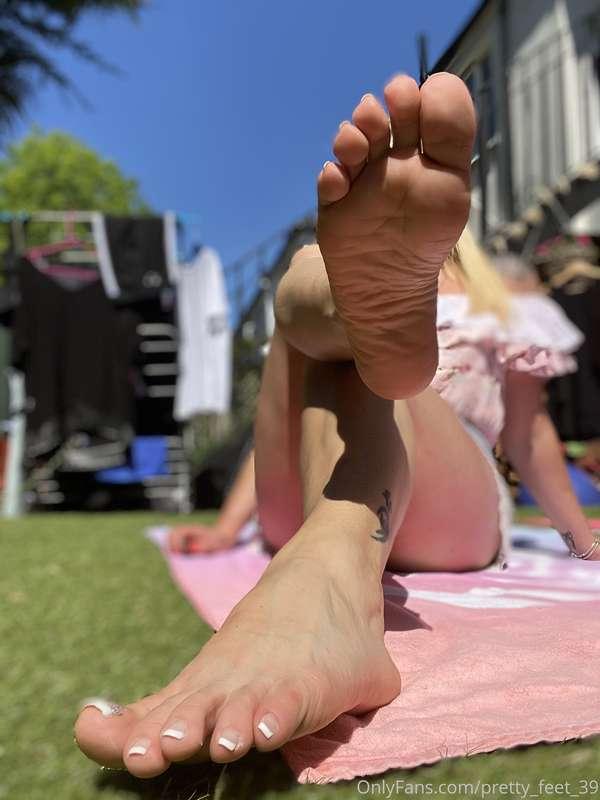 Enjoying the beautiful weather in LONDON. Happy Sunday luvs ..