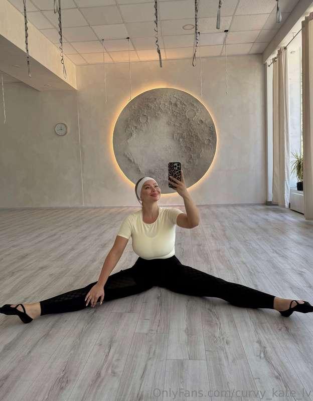 Feeling flexible and daring today... 🧘‍♀️🔥 What do you think..