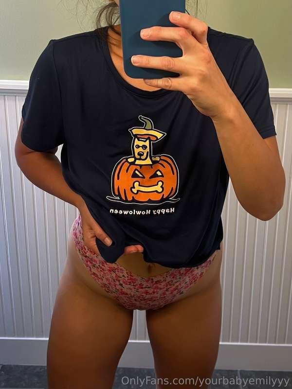 Spooky season is upon us 🎃 🐶 how cute are these jammies??