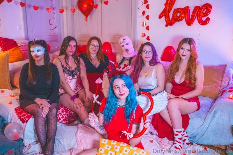 The more, the merrier right? 🥰 @elisa_peachy @redandreamoon ..