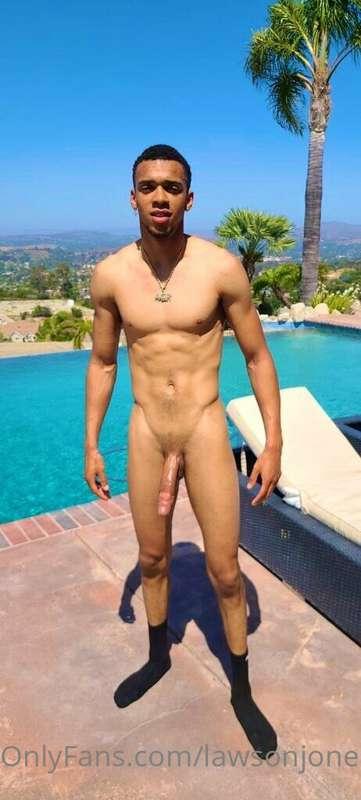 Who wants to come hangout by the pool 🏊‍♂️ with me 😈 

Nude ..