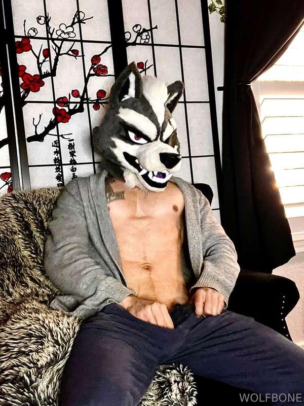 Mmm it’s sweat pants season, babes. Come sit in my warm lap ..