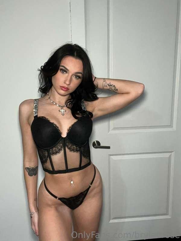 Lookin hot with this lingerie 🥵