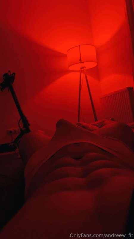 I love to fuck in this sexy red light😈