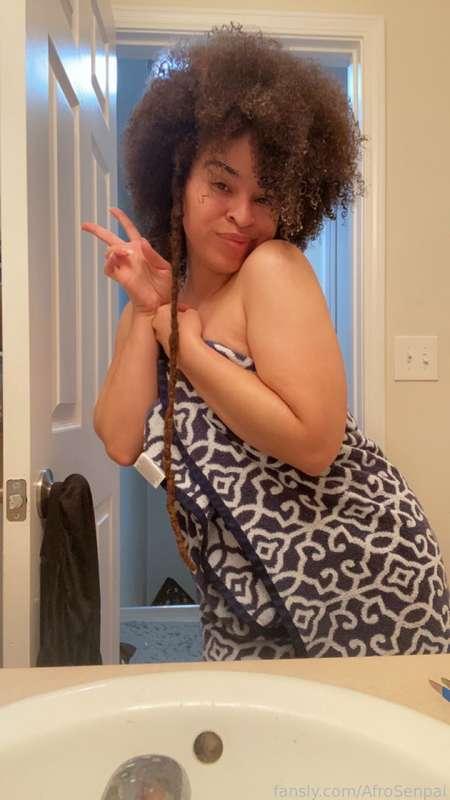 Good morning my sweets ✨
Did you miss me??

Am I the only person who holds their towel like that 🤣? 

#goodmorning #fyp #petite #bubblebutt #smallboobs #cutie #freshface #nomakeup #afro #naturalhair #wet #wethair #multiracial #bisexual