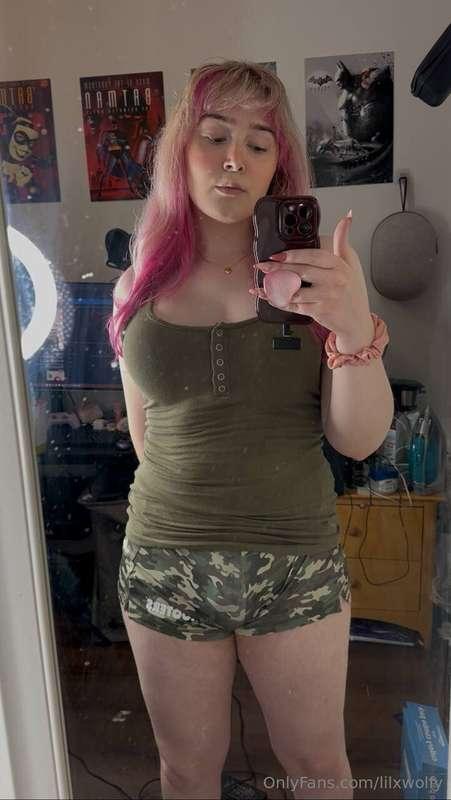 Wanna see more? Slide into my DM’s baby. 🔥🥵