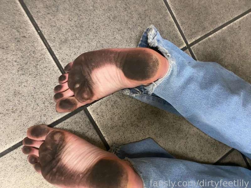 dirtyfeetlily image #1