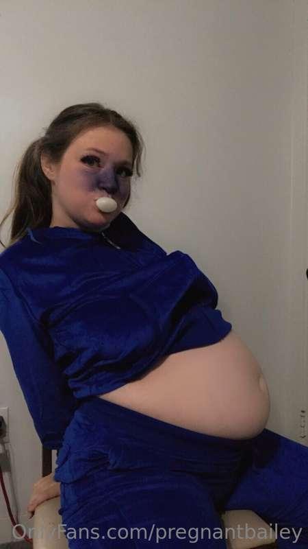 Custom Violet beauregarde cosplay 🫐🫐🫐

(Full picture set ava..