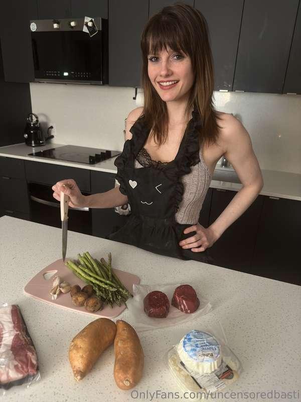 STEAK 🥩 TITS 🍈🍈 and KNIVES 🔪 Nothing HOTTER then COOKING a n..