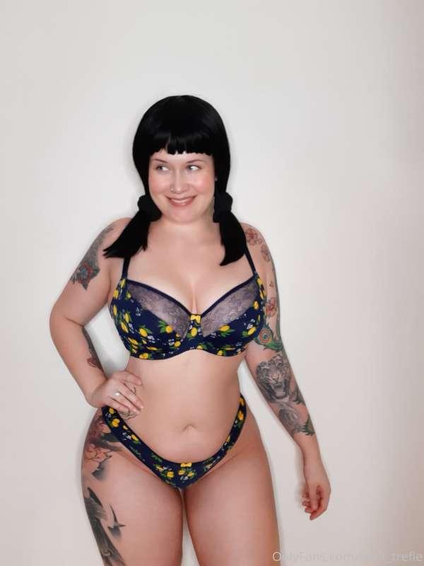 This lingerie set is so cute!