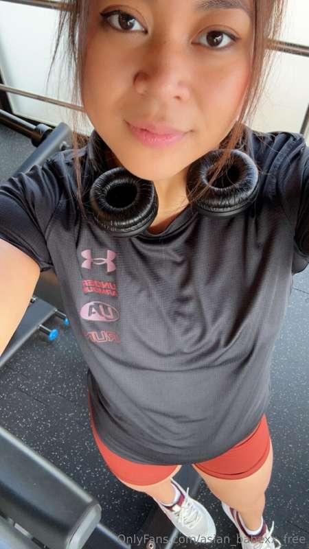 Who else loves to  go to the gym ? Musik on everything muffl..