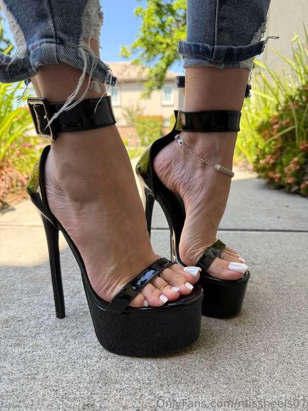 Sexy heels and jeans 😍