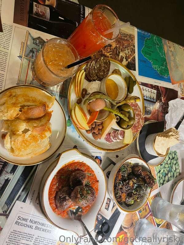 ***Last night’s dinner*** 😋🧀🥖🥂🫒🍝