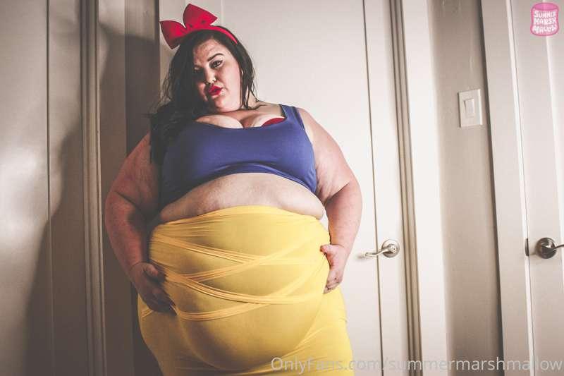 Last year’s Snow White look. 🍎