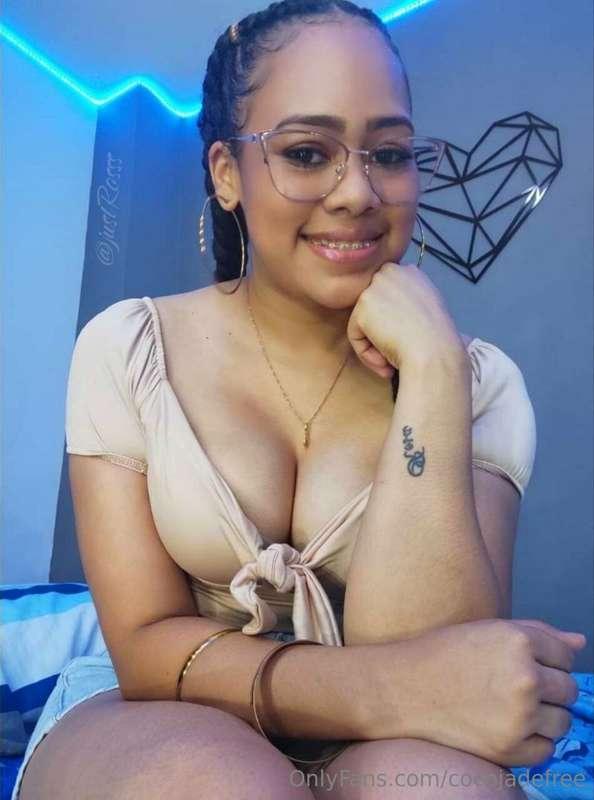 ##  Hi Papi 😘 Call me _@justRosss_

Tight ass 🍑, perky tits ..