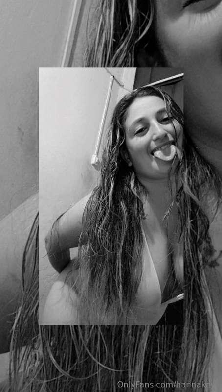 Are you bewitched by a seductive view? A simple white T-shir..