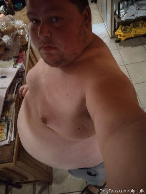 Took some shirtless pics this morning hope you enjoy my bell..