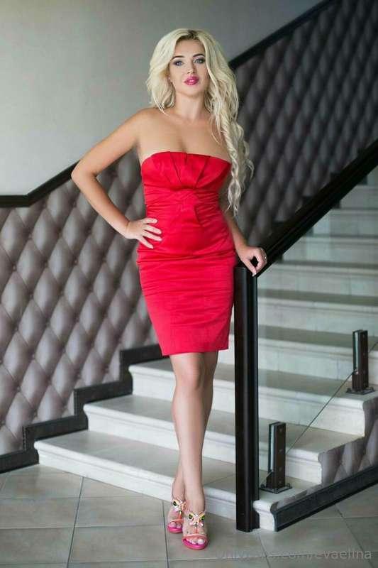 💃The color red should make you want to rip this dress off of..