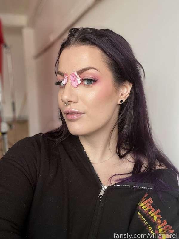 Some behind the scenes shots from a modelling gig I had today 🥰 I’m so excited to get some of the final photos back, it was so much fun and we created some amazing images!

How freaking cool is this makeup though?! I felt like a lil pink floral fairy!! 🥹

#fyp #purplehair #model #makeup #floral #flowers #pink