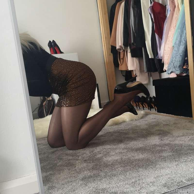 Pics for one of my favs who loves this skirt and nylons comb..
