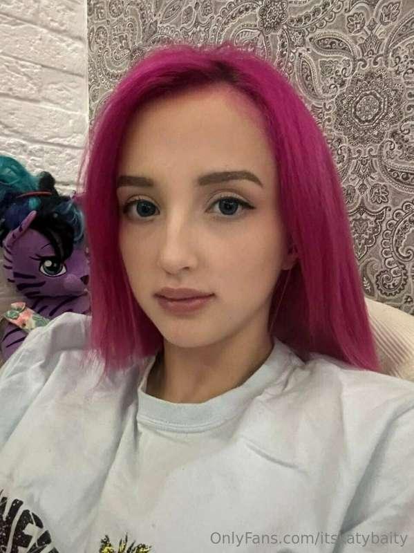 Do I look hot with this pink hair love? 💕