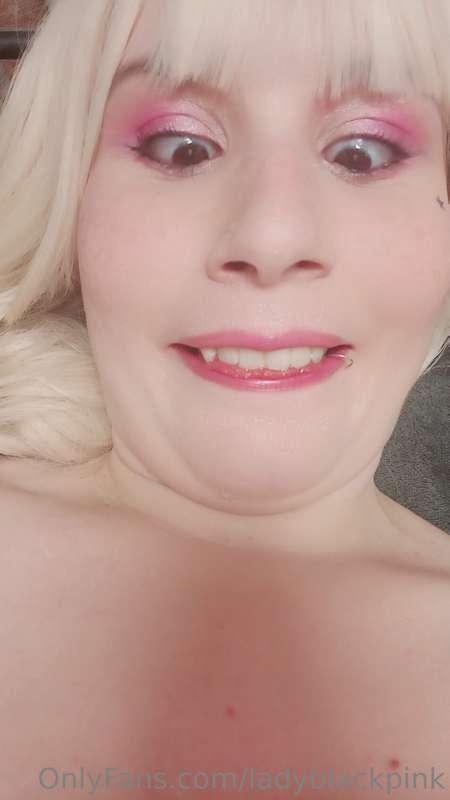 🇪🇦OK, ¿quieres reírte? 
Perfecto, mira, esa es la chica a la..