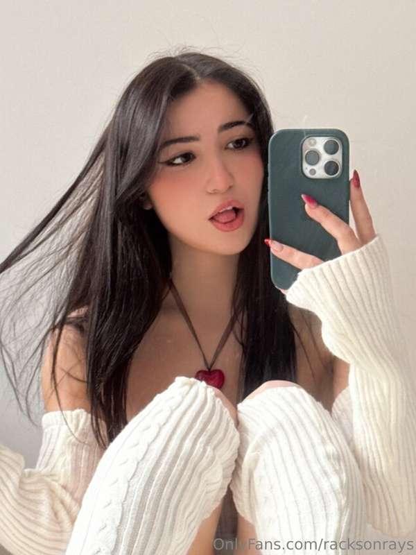 top off AND panty shots??🐱🤍 what is this … your guys luckies..