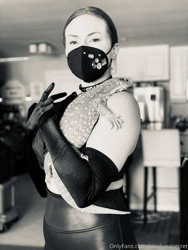 Oh hi 🐍  We’ve been shooting all week! 😘 Vivi