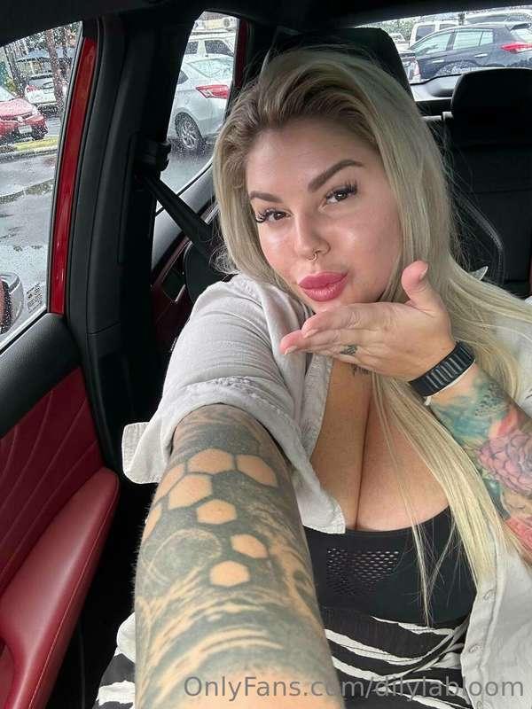 Blowing kisses your way… catch them! 😘