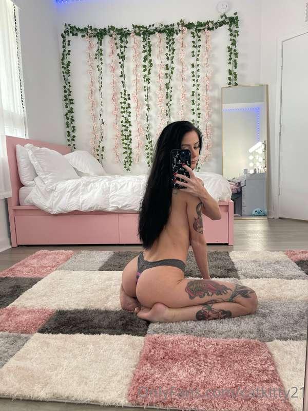 POV: I’m sending you booty pics while you’re away